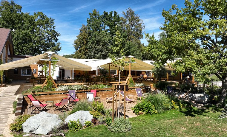 Pohled na zázemí restaurace a párty stanu
